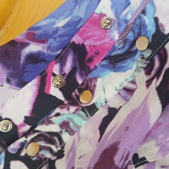 LIKE NEW! BEBE Multicolor Floral Zip Pocket Blouse Snap Close Xl - Picture 14 of 14